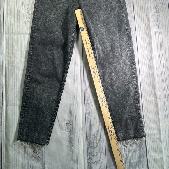 SOLD!! ๐ซ๐ซ LEVI'S VINTAGE INSPIRED EXPOSED BUTTON HIGH WAISTED MOM JEANS. SIZE 28 - Picture 9 of 10